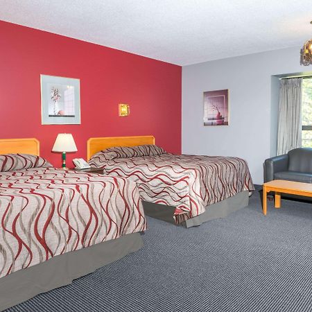 Отель Super 8 Mount Hope/Hamilton International Airport Экстерьер фото