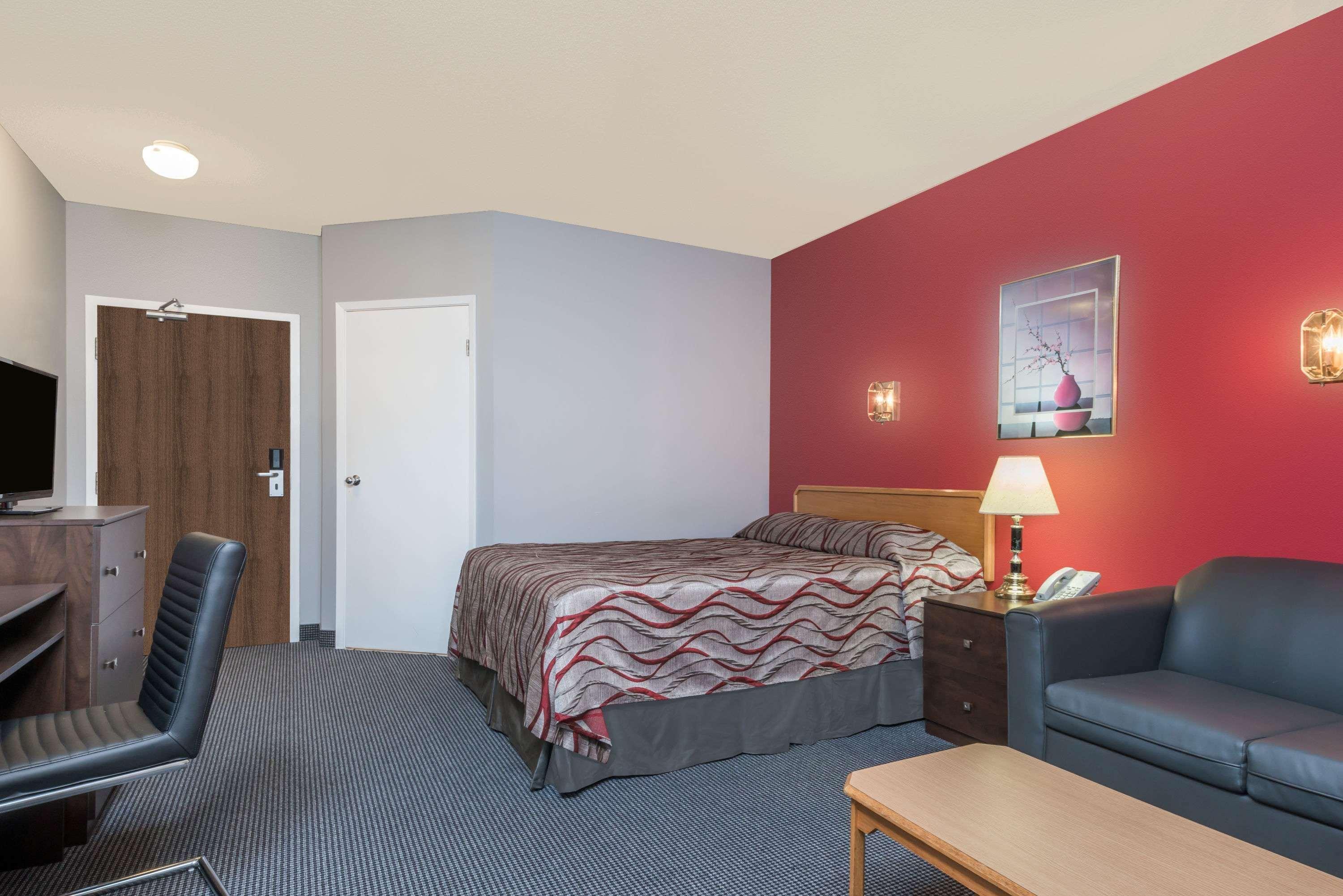 Отель Super 8 Mount Hope/Hamilton International Airport Экстерьер фото