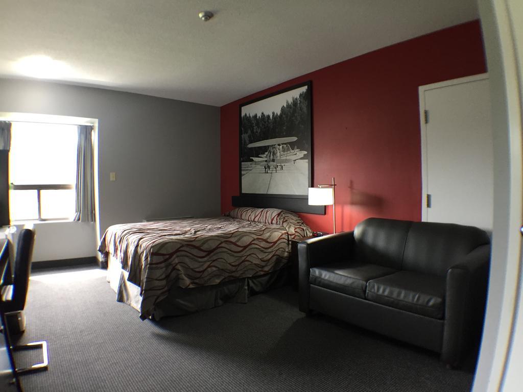 Отель Super 8 Mount Hope/Hamilton International Airport Экстерьер фото